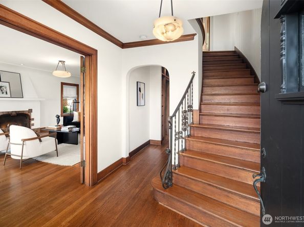 324 W Kinnear Place, Seattle WA 98119