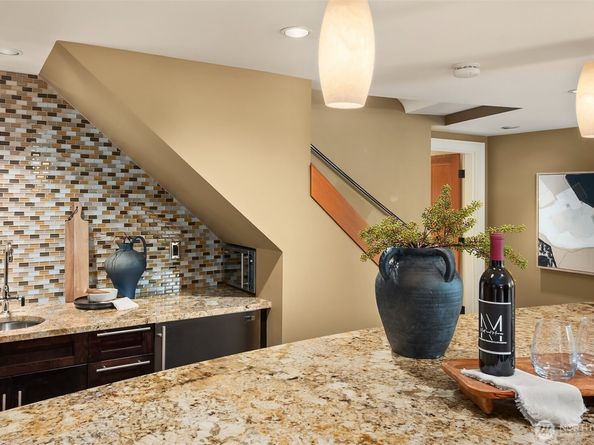 324 W Kinnear Place, Seattle WA 98119