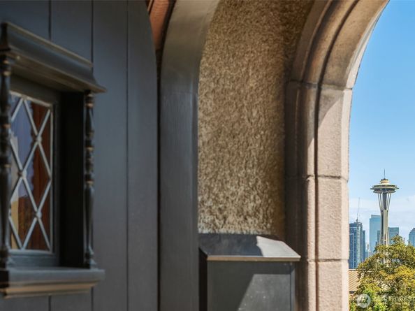 324 W Kinnear Place, Seattle WA 98119