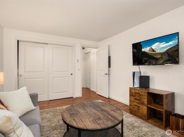 215 9th Street D102, Kirkland WA 98033