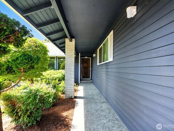 17828 Larch Way, Lynnwood WA 98037