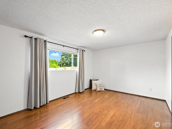 17828 Larch Way, Lynnwood WA 98037
