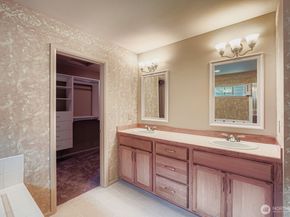 16200 Parkside Way SE, Renton WA 98058