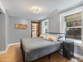 324 NE 50th Street, Seattle WA 98105