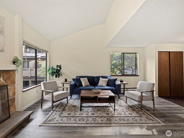 19119 Ballinger Way NE 204, Lake Forest Park WA 98155