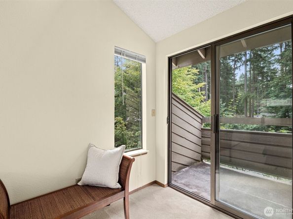 19119 Ballinger Way NE 204, Lake Forest Park WA 98155