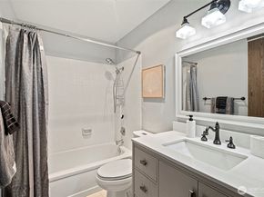 19119 Ballinger Way NE 204, Lake Forest Park WA 98155