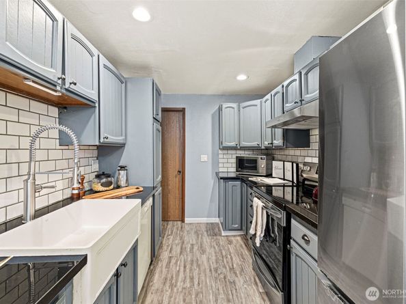 19119 Ballinger Way NE 204, Lake Forest Park WA 98155