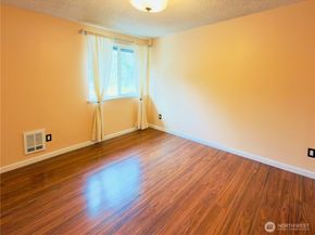 4717 W Lake Sammamish Pkwy SE C305, Sammamish WA 98027