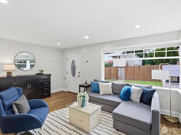 8250 Corliss Avenue N, Seattle WA 98103