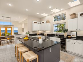 10668 NE Manor Lane, Bainbridge Island WA 98110