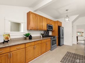 4207 SW Manning St, Seattle WA 98116