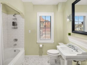 2256 W Viewmont Way W, Seattle WA 98199