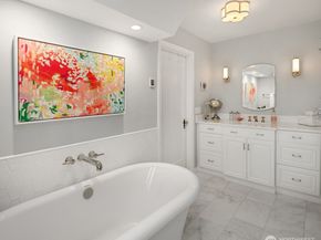 2256 W Viewmont Way W, Seattle WA 98199