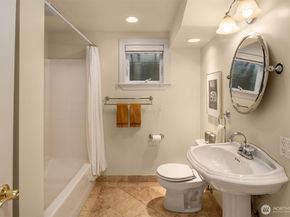 2256 W Viewmont Way W, Seattle WA 98199