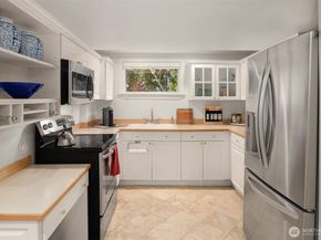 2256 W Viewmont Way W, Seattle WA 98199