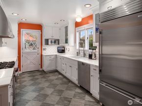 2256 W Viewmont Way W, Seattle WA 98199