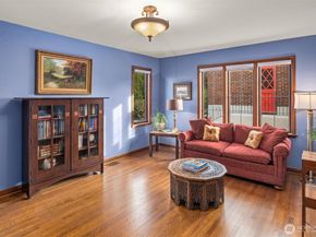 2256 W Viewmont Way W, Seattle WA 98199