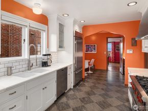 2256 W Viewmont Way W, Seattle WA 98199