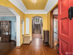 2256 W Viewmont Way W, Seattle WA 98199