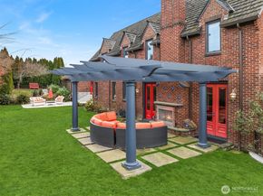 2256 W Viewmont Way W, Seattle WA 98199