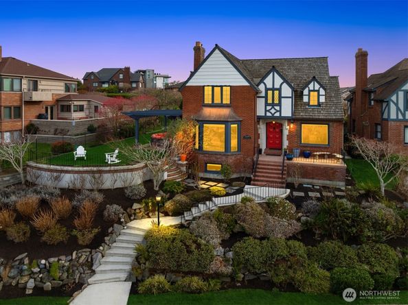 2256 W Viewmont Way W, Seattle WA 98199