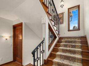 2256 W Viewmont Way W, Seattle WA 98199