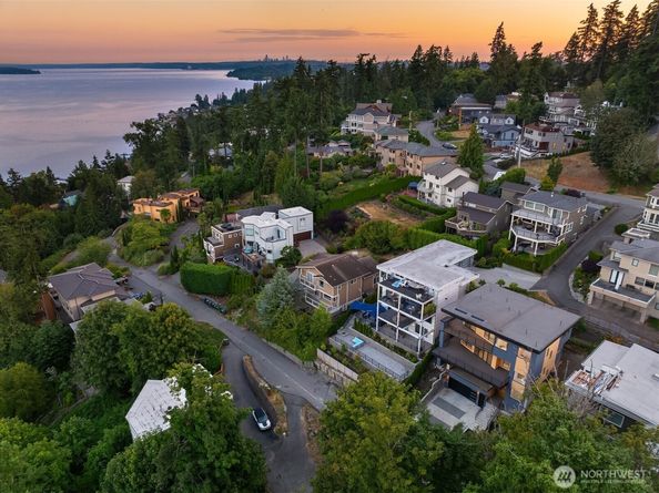 11909 90th Avenue NE, Kirkland WA 98034