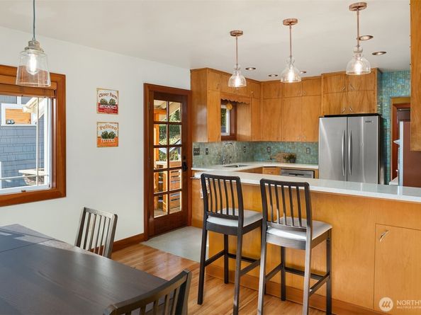 5217 5th Avenue NE, Seattle WA 98105