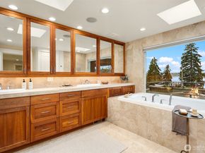 1610 10th Street W, Kirkland WA 98033