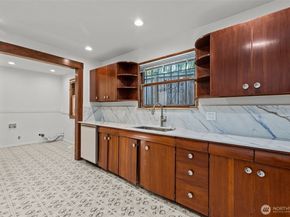 414 NE 42nd Street, Seattle WA 98105