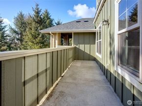 3150 W Government Way 404, Seattle WA 98199