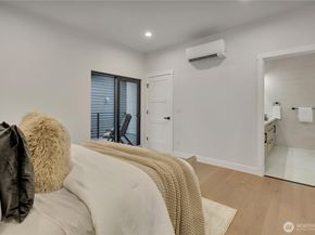 8439 47th Avenue S B, Seattle WA 98188