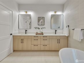 8439 47th Avenue S B, Seattle WA 98188