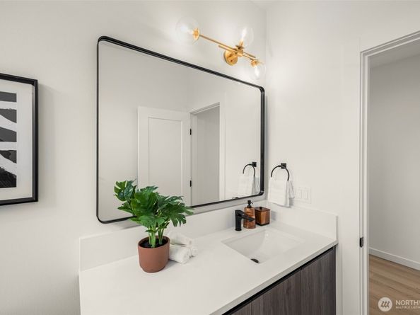 1227 B N 48th Street, Seattle WA 98103