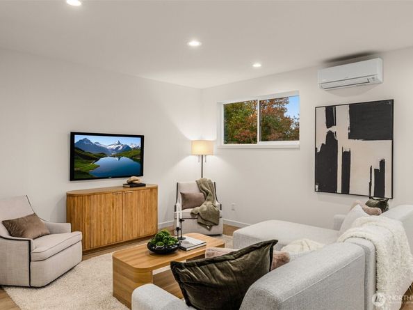 2103 SW Genesee Street, Seattle WA 98106