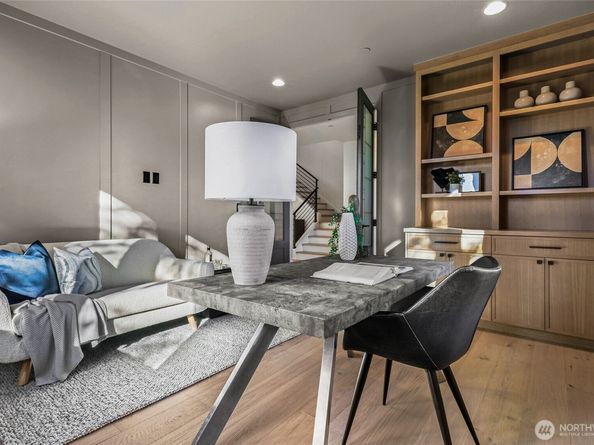 912 18th Avenue W, Kirkland WA 98033