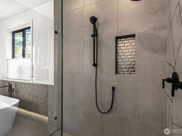 912 18th Avenue W, Kirkland WA 98033