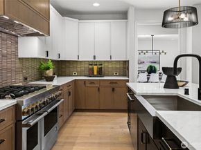 912 18th Avenue W, Kirkland WA 98033