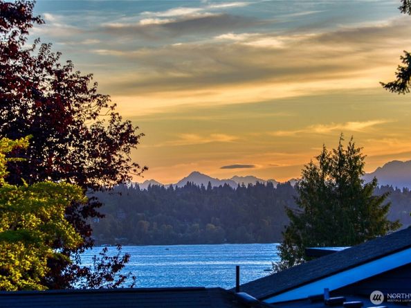 912 18th Avenue W, Kirkland WA 98033