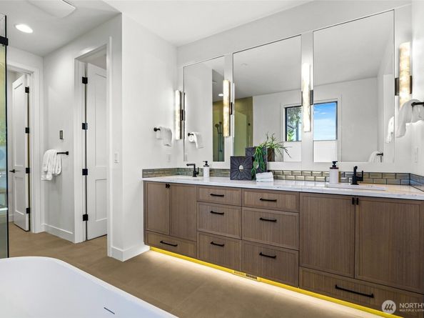 912 18th Avenue W, Kirkland WA 98033