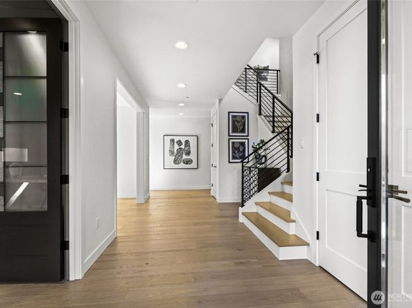 912 18th Avenue W, Kirkland WA 98033