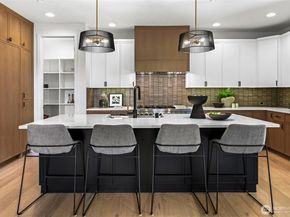 912 18th Avenue W, Kirkland WA 98033