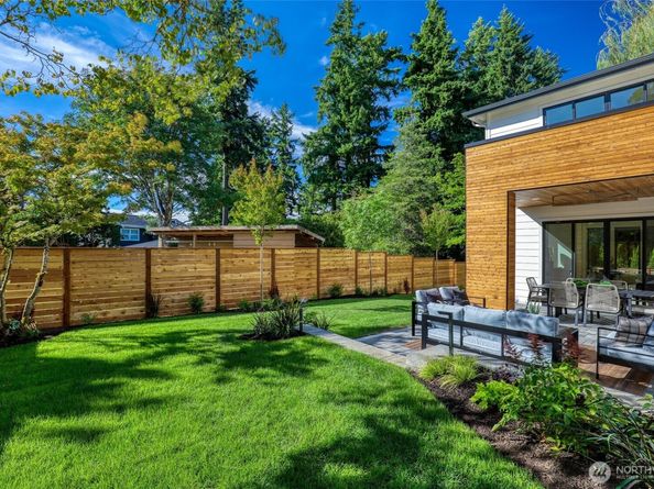 912 18th Avenue W, Kirkland WA 98033