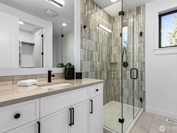 912 18th Avenue W, Kirkland WA 98033