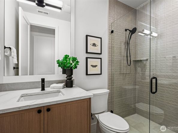 912 18th Avenue W, Kirkland WA 98033