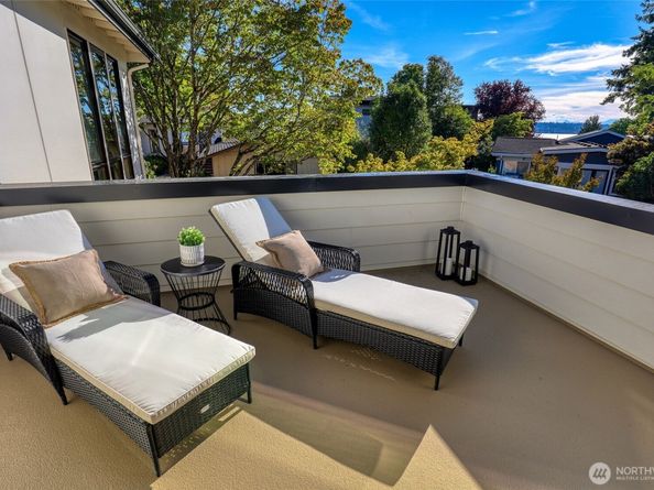 912 18th Avenue W, Kirkland WA 98033