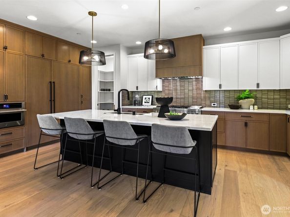 912 18th Avenue W, Kirkland WA 98033