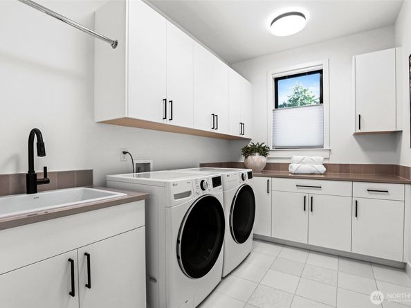 912 18th Avenue W, Kirkland WA 98033