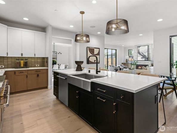 912 18th Avenue W, Kirkland WA 98033